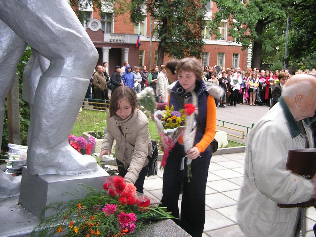 Возложение учащимися цветов к памятнику войнам-электросветовцам