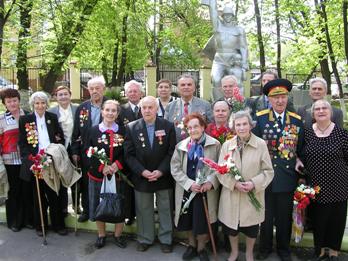 Ветераны войны  у памятника  электросветовцам